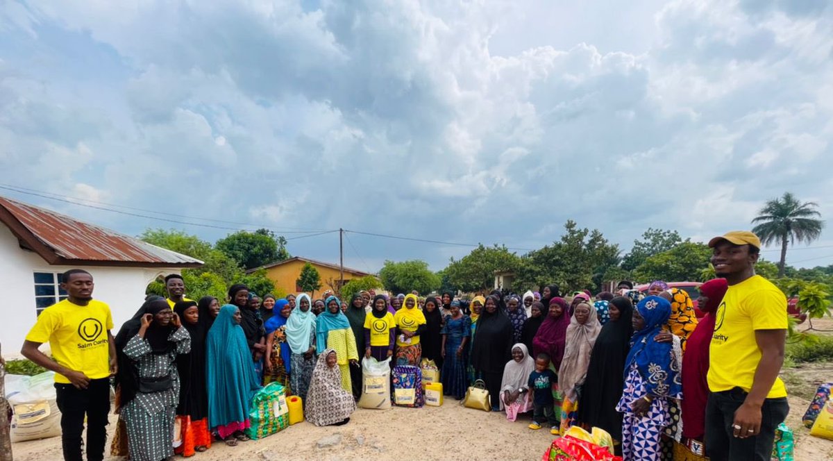 As we strive during this Holy month of Ramadan, TSMJ with support from @salamcharityuk embarked on an iftar package for widows in Kono and an all-girls madrassa in Bo. 

Jazakallahu Khairan to Salam Charity for their support to my never ending Journey.
  #iftar #Ramadan #Islam