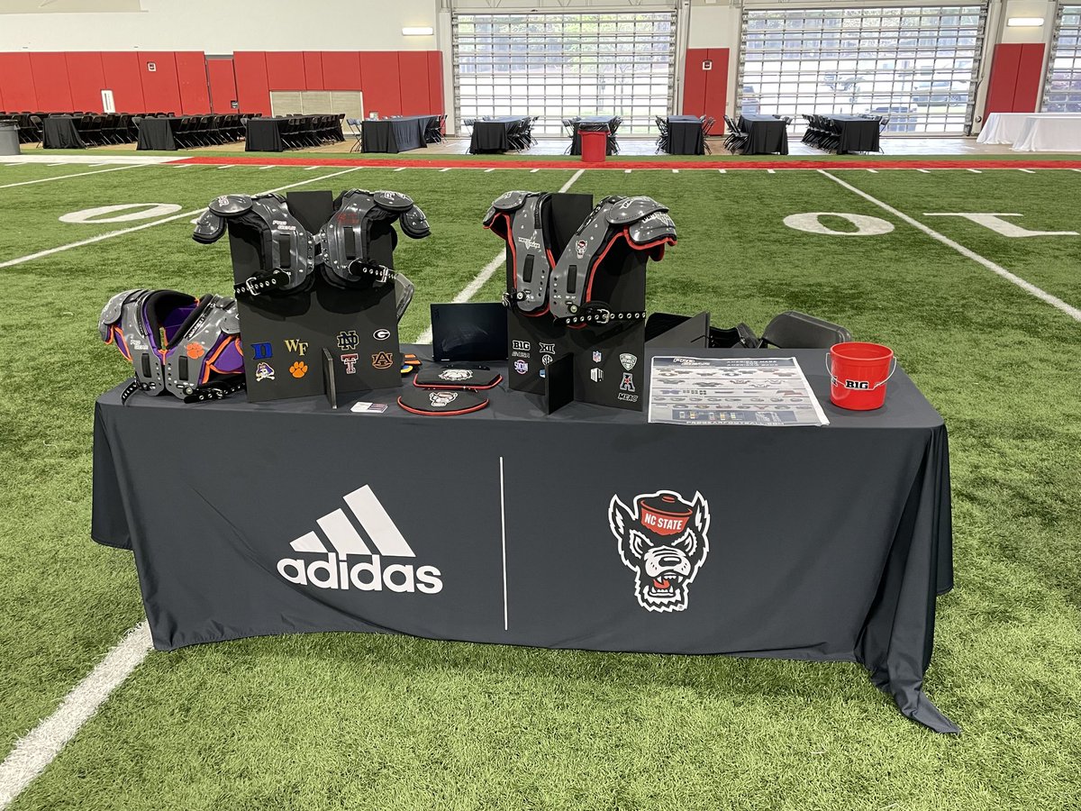 JohnsonLambe's tweet photo. JL and ⁦@Pro_GearSports⁩ covering the Carolinas today ⁦@PackFootball⁩ clinic and ⁦@Palmetto_Series⁩ #bestworkwiththebest https://t.co/Yk81fiqFyM