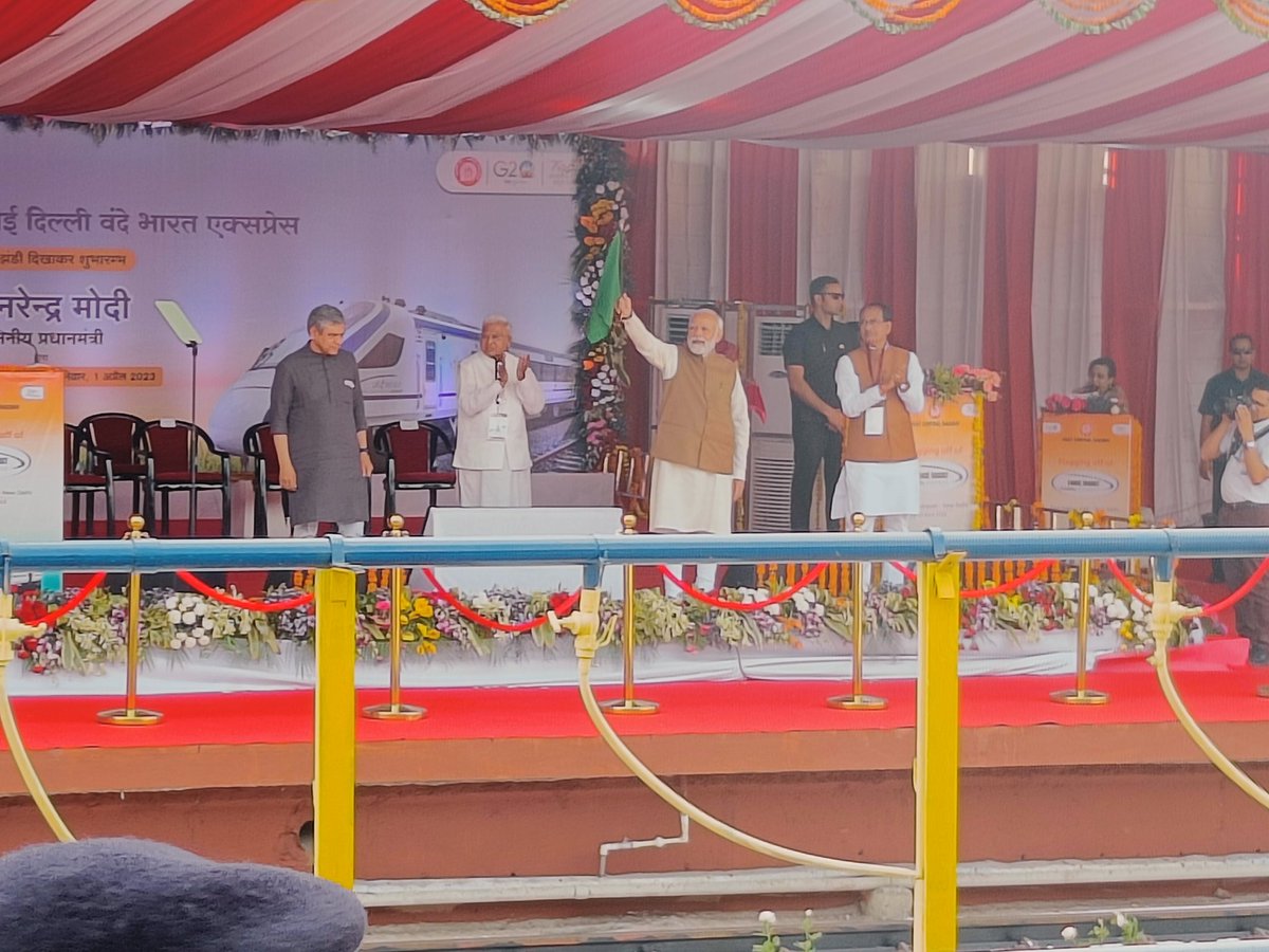 Jaspreeetsingh_'s tweet image. मध्य प्रदेश को भी मिली अपनी पहली वंदे भारत एक्सप्रेस माननीय प्रधानमंत्री श्री @narendramodi जी ने भोपाल, रानीकमलापति रेलवे स्टेशन से  #VandeBharatExpress को हरी झंडी दिखाकर रवाना किया ट्रेन वंदेभारत भोपाल से दिल्ली तक का सफर तय करेंगी @OfficeofSSC @AshwiniVaishnaw @RailMinIndia