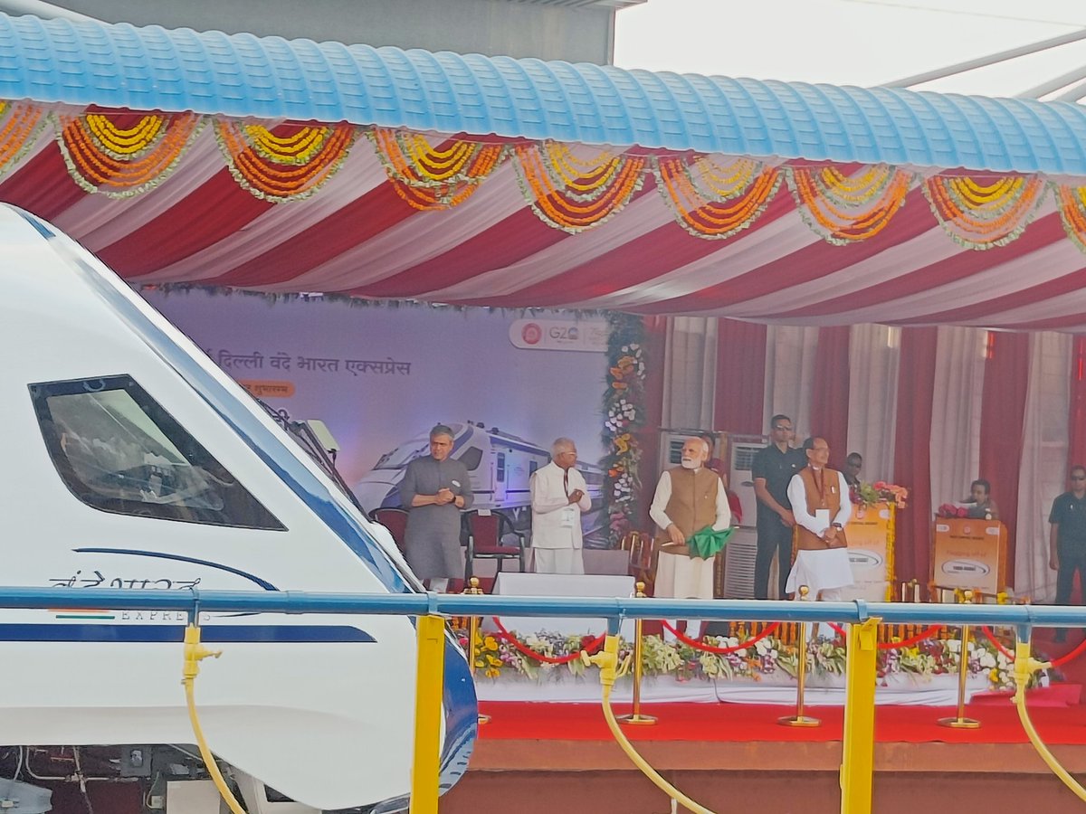 Jaspreeetsingh_'s tweet image. मध्य प्रदेश को भी मिली अपनी पहली वंदे भारत एक्सप्रेस माननीय प्रधानमंत्री श्री @narendramodi जी ने भोपाल, रानीकमलापति रेलवे स्टेशन से  #VandeBharatExpress को हरी झंडी दिखाकर रवाना किया ट्रेन वंदेभारत भोपाल से दिल्ली तक का सफर तय करेंगी @OfficeofSSC @AshwiniVaishnaw @RailMinIndia