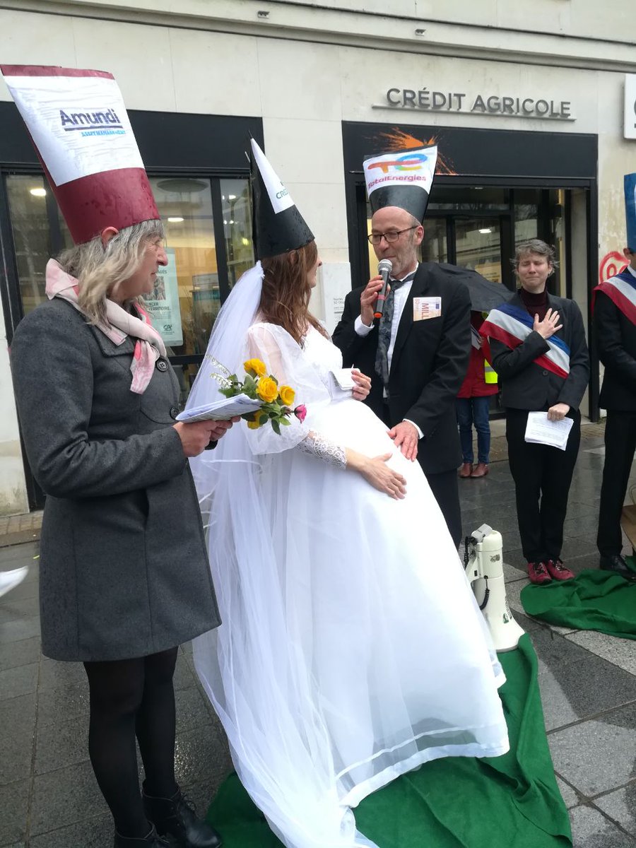 Alternantiba's tweet photo. 🤵👰💍 Ce matin nous étions au @CreditAgricole à #Nantes 50 otages, pour célébrer le mariage toxique entre @Credit_Agricole via sa filiale @Amundi_FR et @TotalEnergies. https://t.co/tRaj59asT1