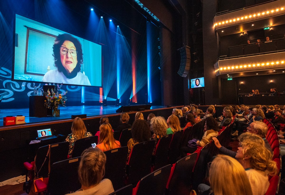 Sue Johnson vertelde in de keynote over over EFIT - Emotionally Focused Individual Therapy.  De structuur van emotie stelt ons nog meer in staat om cliënten afgestemd, gefocust en doelgericht in een nieuwe veilige verbinding met zichzelf en anderen te komen.