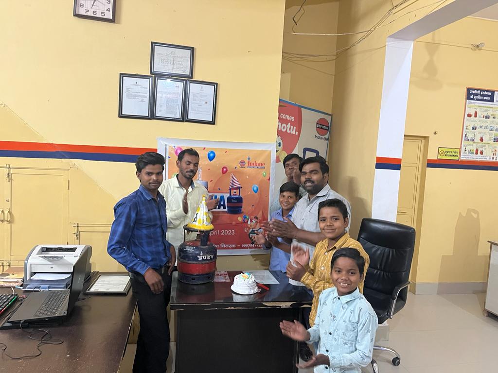 LpgIndane's tweet photo. Celebration of First Birthday of Munna  2 Kg FTL cylinder, at M/s KUSMARA IGV MAINPURI.
@IndianOilcl @ChairmanIOCL @DirMktg_iocl @EDLPGIOCL @raj_dube @ioclupso2 @IoclAgraIDO @Shyamal35759390 @akadk12 https://t.co/DLMj7IDWJb