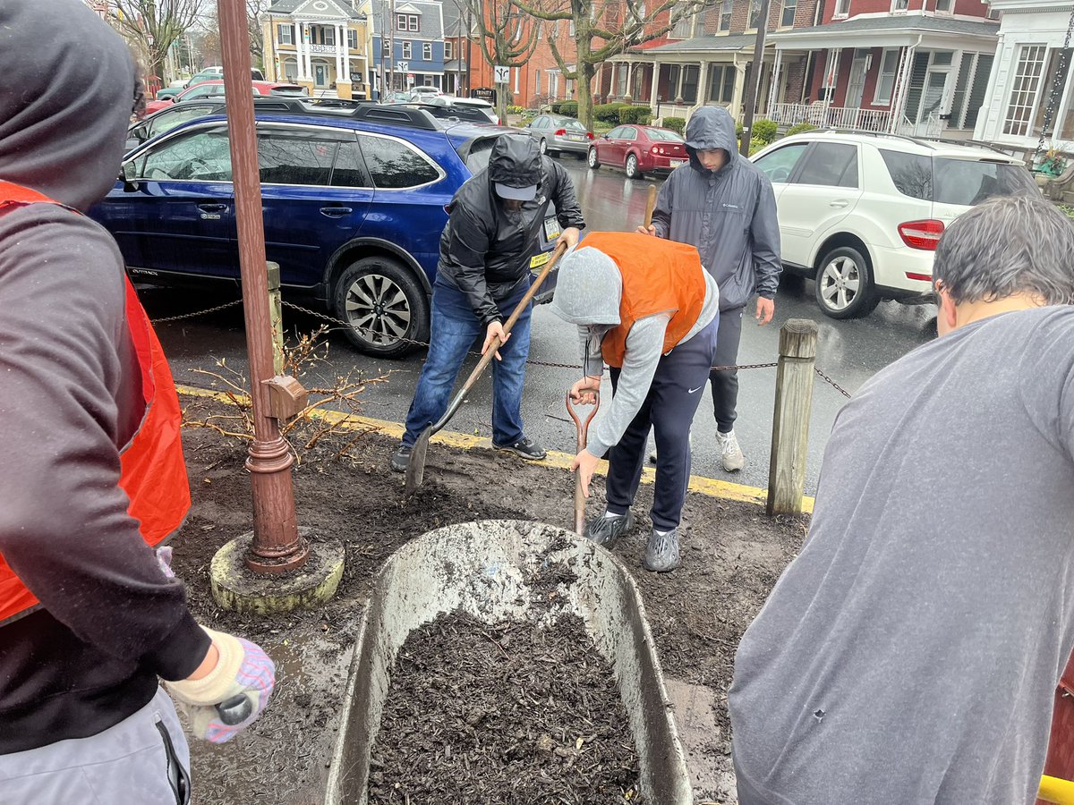 Roadgraders_OL's tweet photo. Great job by this group of guys today. Answered the call and helped their community! Very proud of these guys. Thank you Manheim community outreach for the opportunity!! Theresa and Kaylee did a great job leading the way.
@BaronSports717 @manheimboro @ManheimCentral https://t.co/VDIPt5QTRh