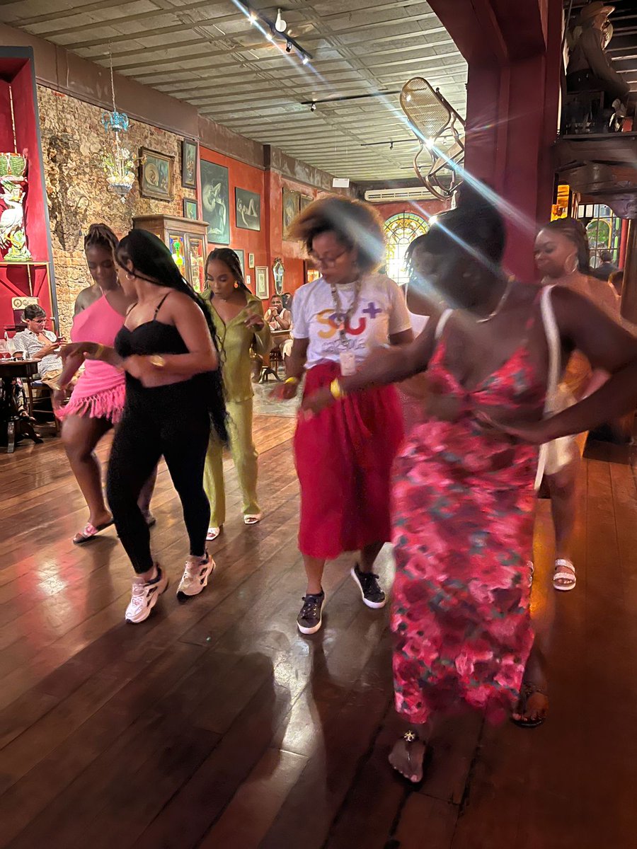 quequeltwitta's tweet photo. Sobre ontem à noite: jantar e aula de samba no Rio Scenarium 🎵🎶✨️
#samba #afroturismo #bynight #blacktravellers #BlackGirlsRock #sambaclass https://t.co/fDrEBGz1qr