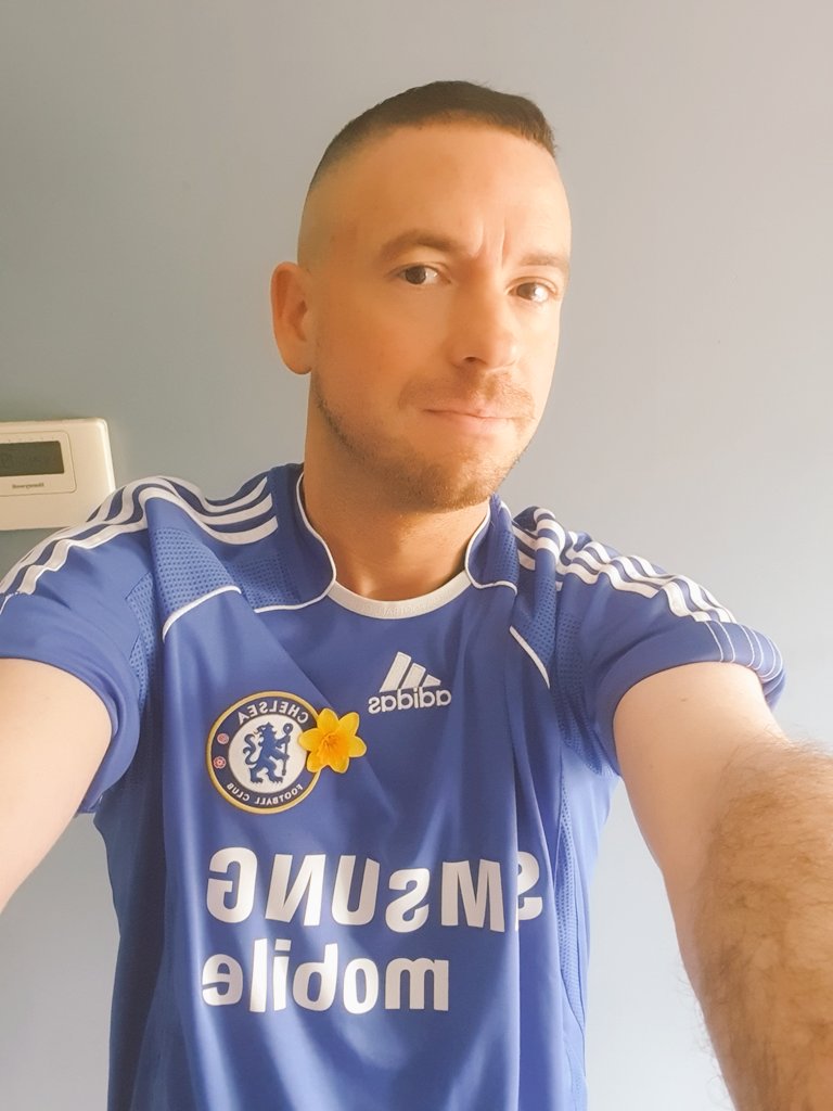 Not so much a retro shirt but hey it's all for a worthy cause #AutismAcceptanceWeek #AutismRetroChels #chelseafc 🧩 Up the Chels 🦁⚽️💙