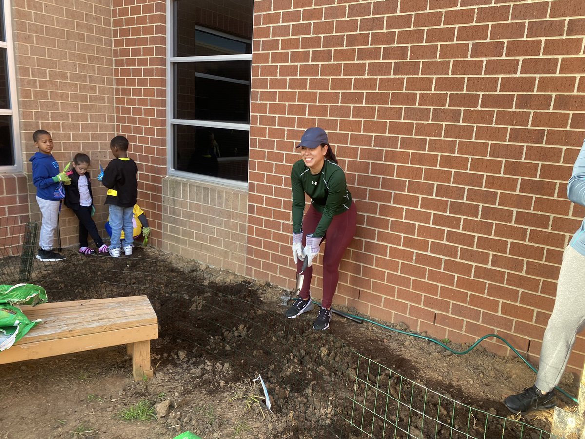 Mrs_ABetts's tweet photo. Started off this Saturday with the sweetest parents getting our school garden ready! https://t.co/AeCv4IER0U