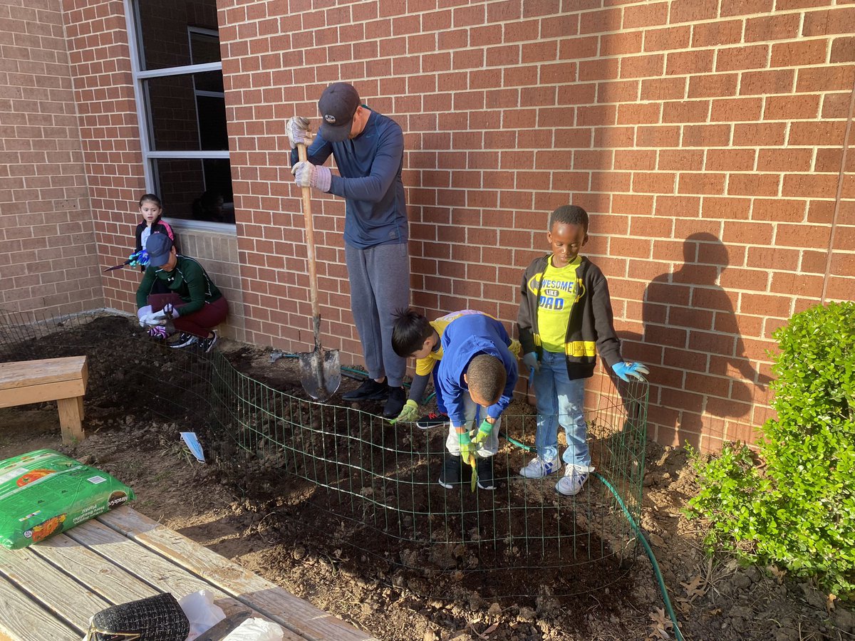 Mrs_ABetts's tweet photo. Started off this Saturday with the sweetest parents getting our school garden ready! https://t.co/AeCv4IER0U