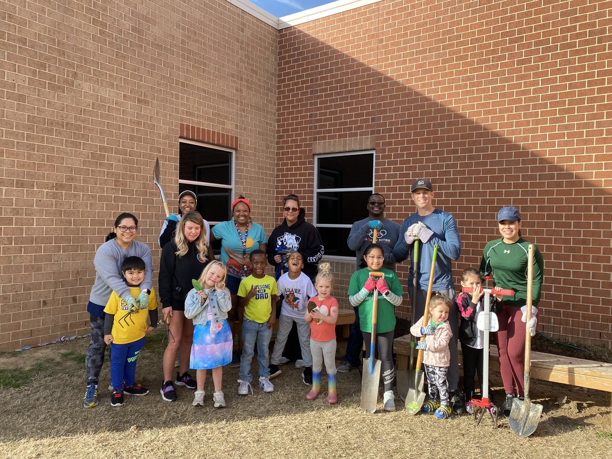 Mrs_ABetts's tweet photo. Started off this Saturday with the sweetest parents getting our school garden ready! https://t.co/AeCv4IER0U