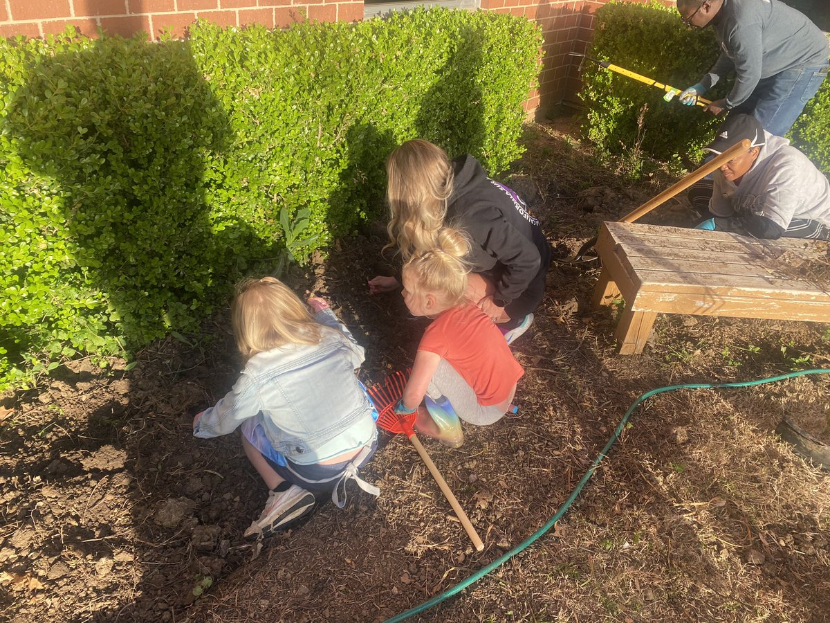 Mrs_ABetts's tweet photo. Started off this Saturday with the sweetest parents getting our school garden ready! https://t.co/AeCv4IER0U