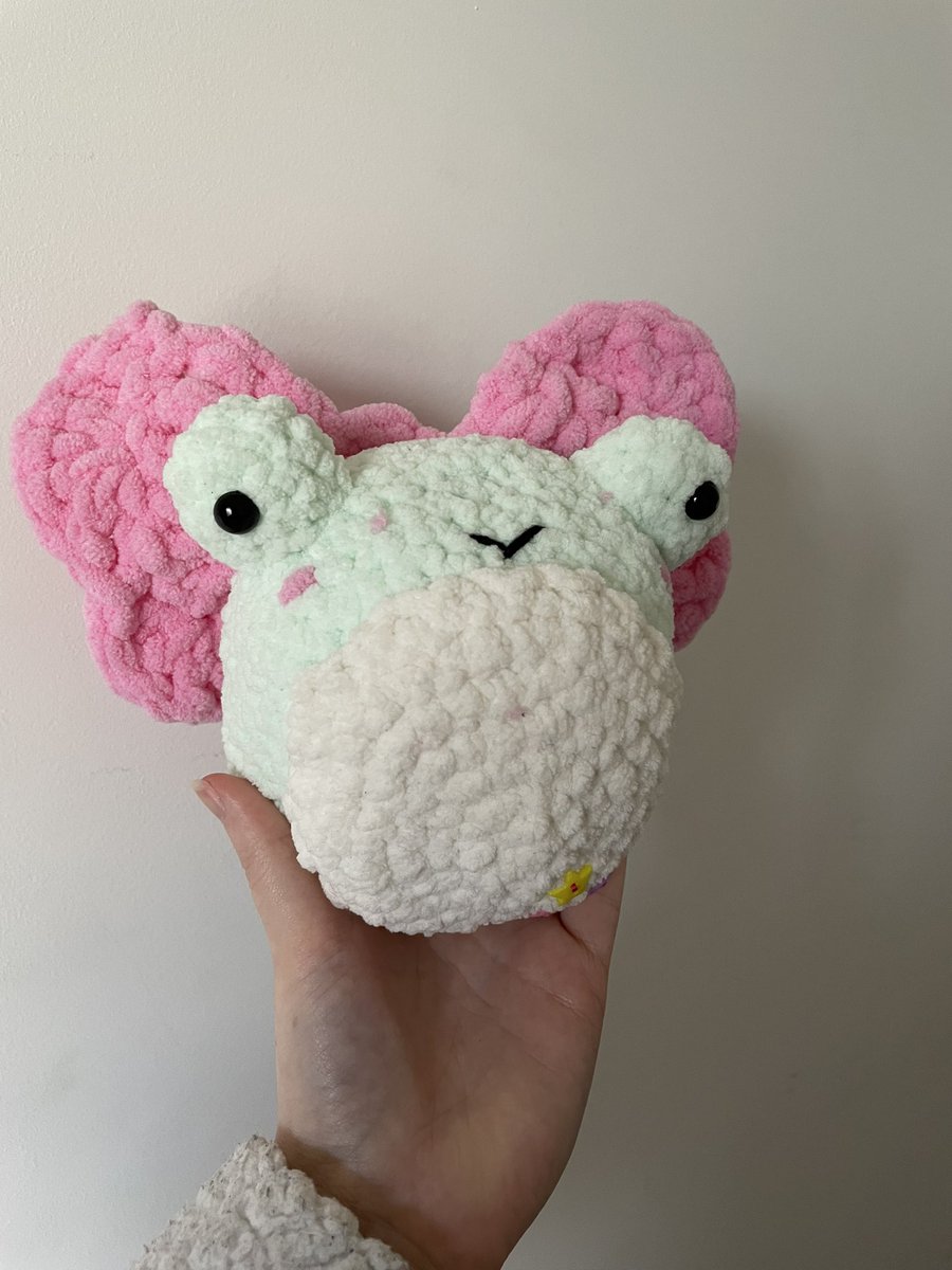 lilhookscrochet's tweet photo. I finally added the flutterfrog to my website!! 🐸🦋💖 https://t.co/nTN2EOPbGj