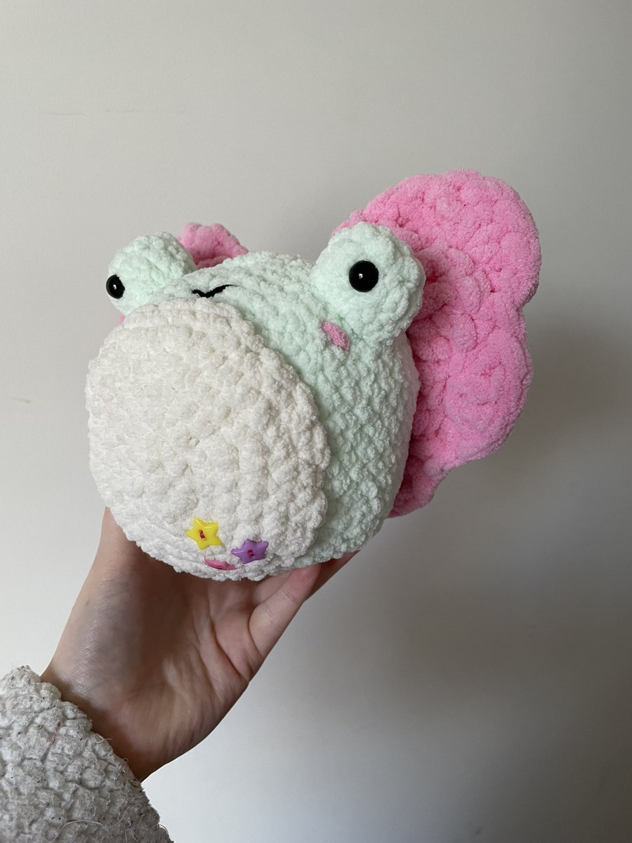 lilhookscrochet's tweet photo. I finally added the flutterfrog to my website!! 🐸🦋💖 https://t.co/nTN2EOPbGj