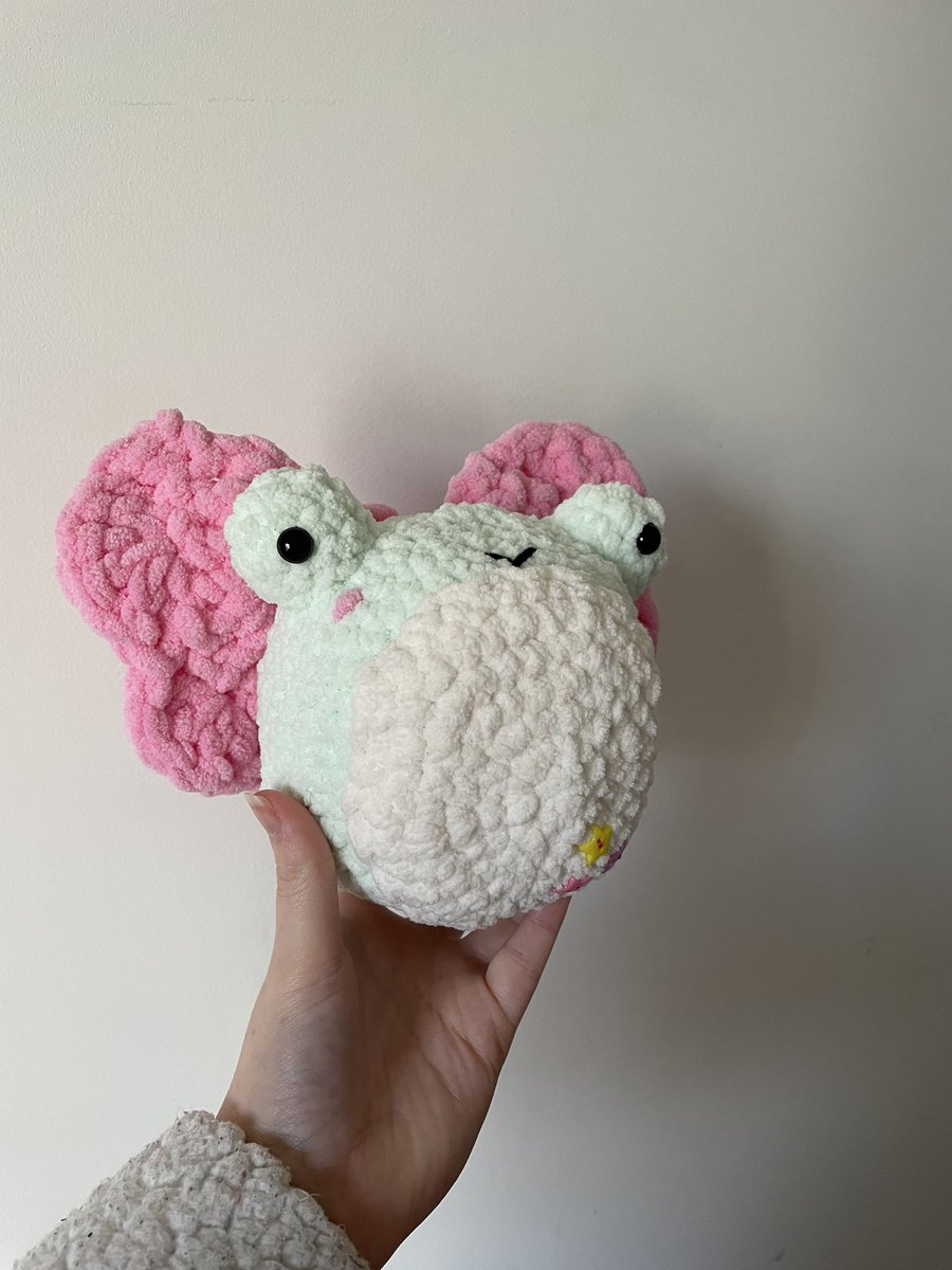 lilhookscrochet's tweet photo. I finally added the flutterfrog to my website!! 🐸🦋💖 https://t.co/nTN2EOPbGj