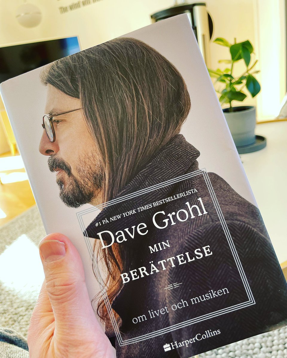 myola1's tweet photo. Stark rekommendation! Fantastiskt bra biografi av Dave Grohl 🙌🏻✨. Vilka berättelser om hans liv och fantastiska möten med olika artister han haft. Det blev någon tår också☺️. 

#bokmal #böcker #books #davegrohl https://t.co/URqQL9b4OC
