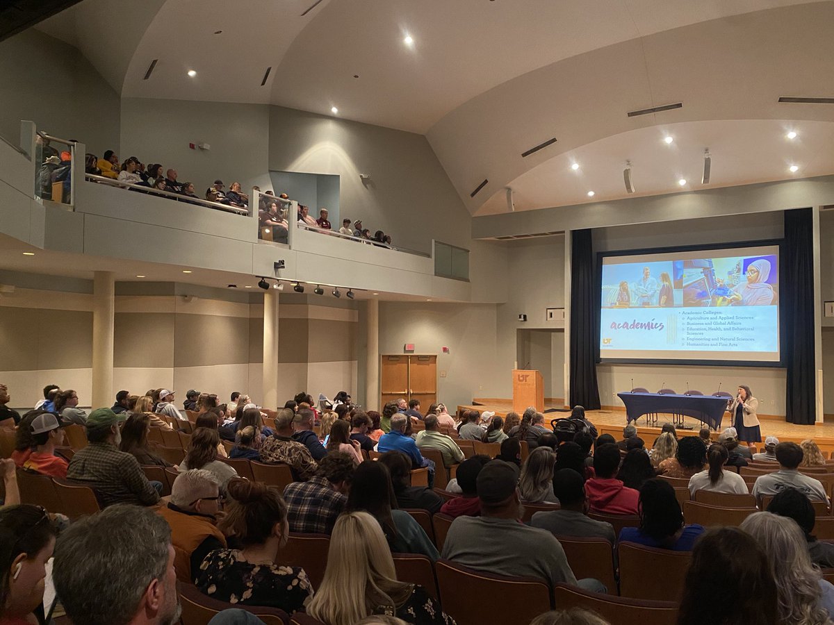 utmartin's tweet photo. Check out all these #FutureSkyhawks! We are excited to show off our beautiful campus! #SpringPreviewDay https://t.co/cFbEONSP3K
