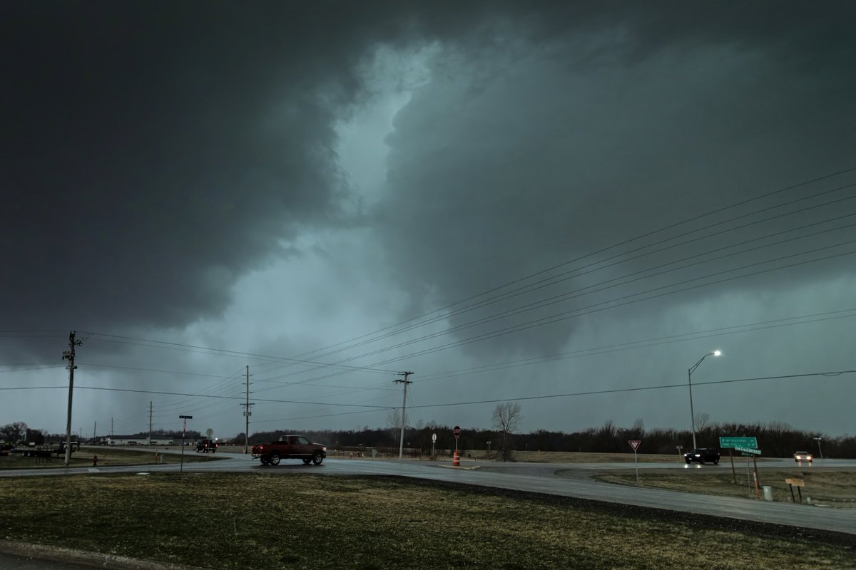 tim_graul's tweet photo. QLSC tornado as it approached Hills, IA yesterday at 4:55pm #iawx #Iowa #tornado https://t.co/dMxZQ5RKUZ