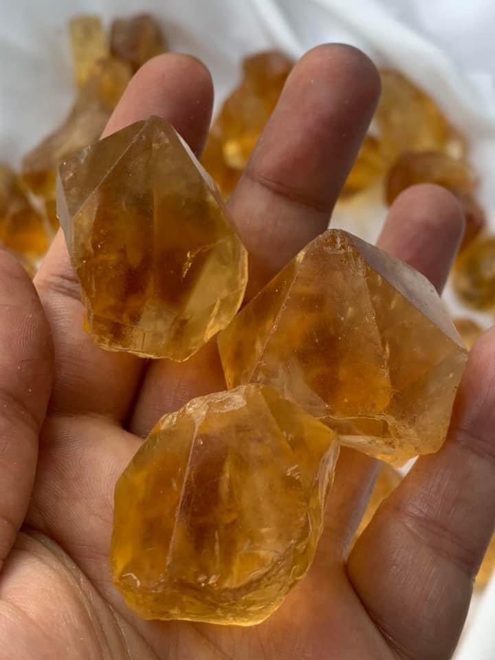 folkertreasure's tweet image. Check out our faceted grade rough citrine pieces! 
Each piece ranges in size from 6 grams to 48 grams, and is sure to impress with its stunning color

#citrine #gemstonecollection #roughgemstones #minerals  #lapidary #facetgradegems #rockgems