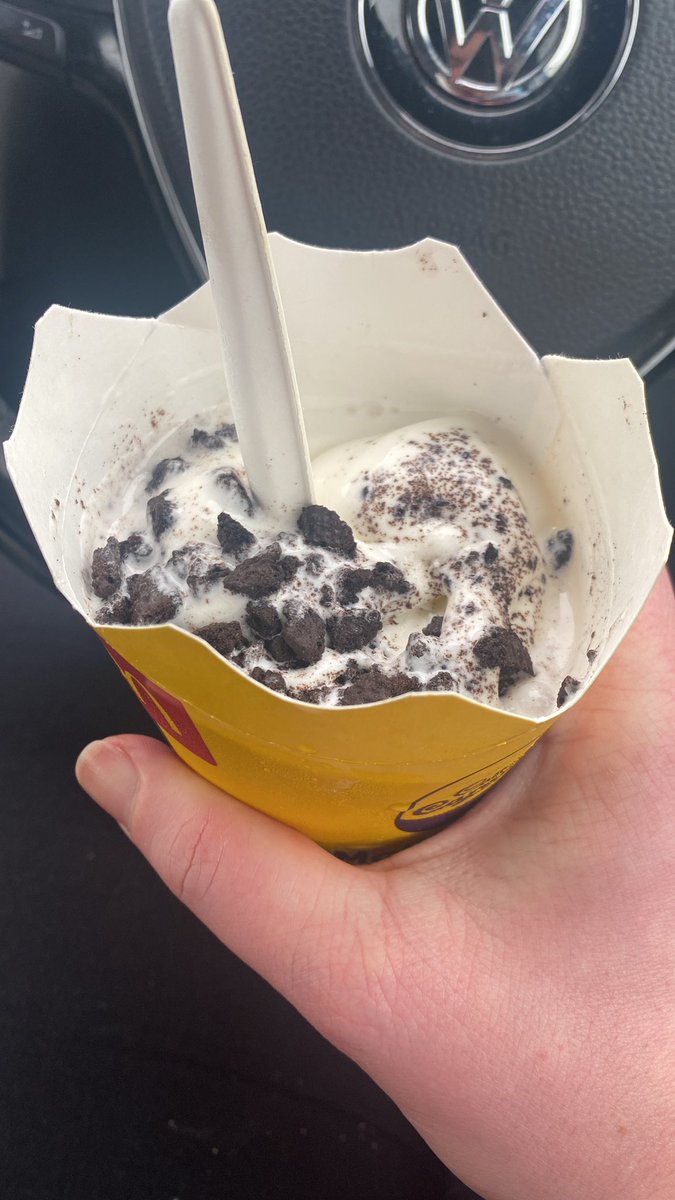 I ordered a creme egg McFlurry… this doesn’t look like a creme egg McFlurry… <a href="/McDonaldsUK/">McDonald's UK</a>