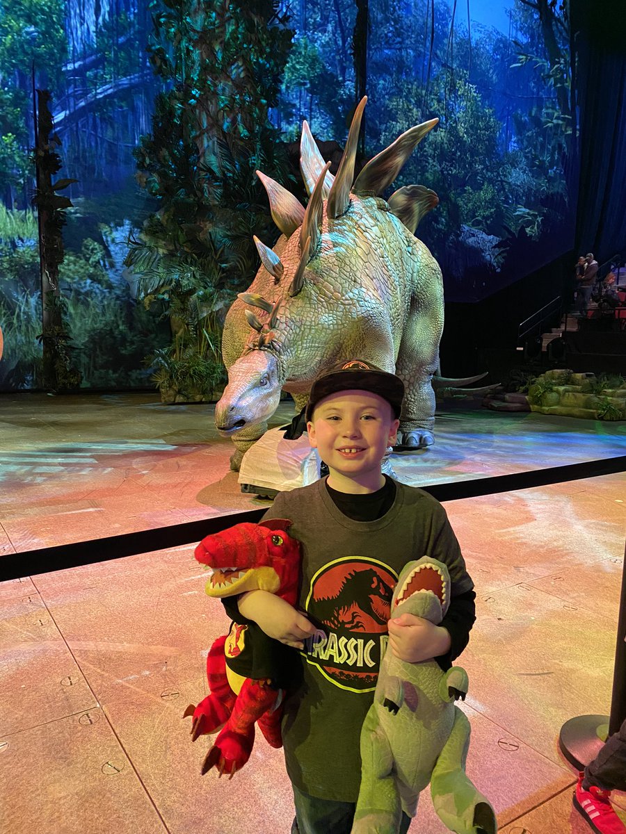 Katieschultz's tweet photo. #JURASSICWORLDLIVETOUR time for dinosaurs!! 🦖🦕 https://t.co/gvxJZEdTsr