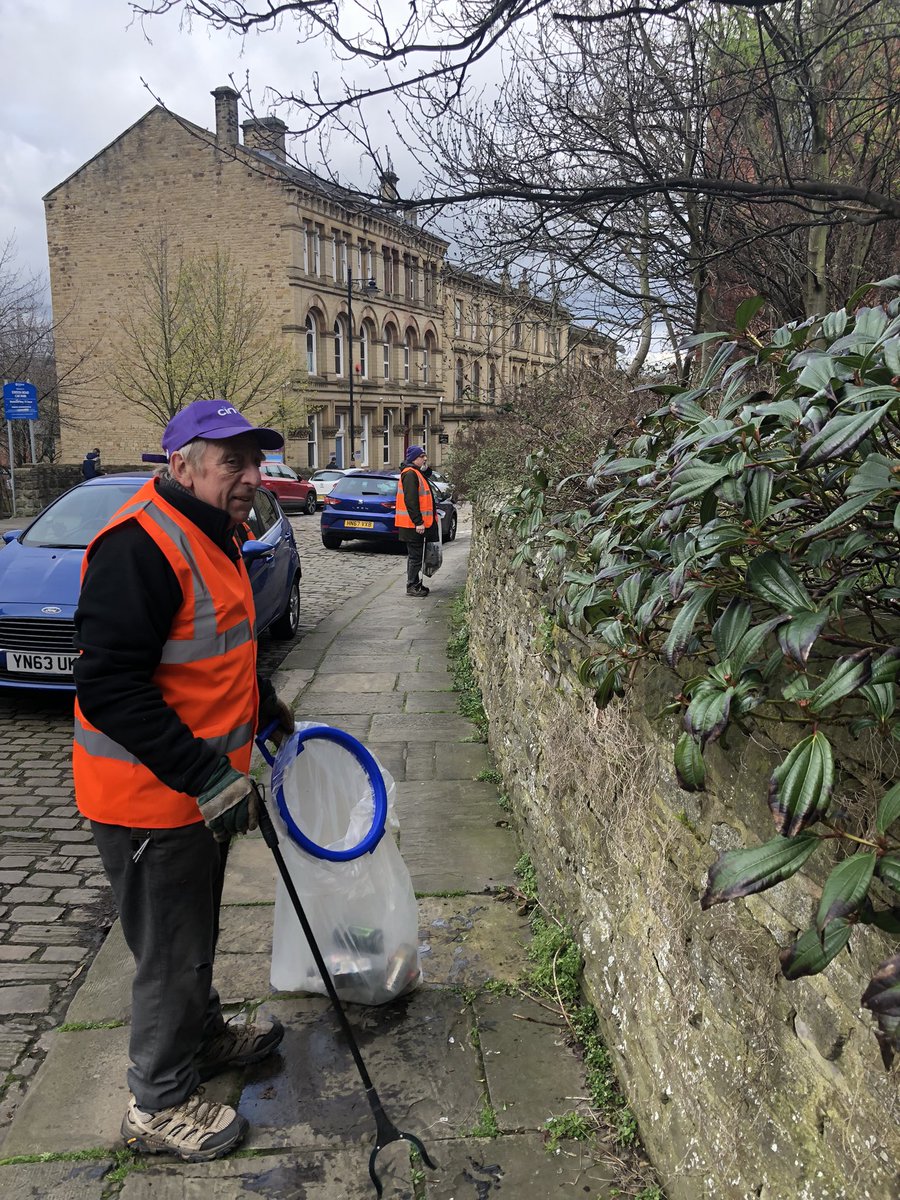 FOBS_Batley's tweet image. Productive morning with @FOBS_Batley on Station Road #GreatBritishSpringClean #KeepBritainTidy It’s shocking to how much litter has just been thrown into shrubberies. Cans, plastic bottles, glass bottles &amp;amp; beer glasses! WHY???