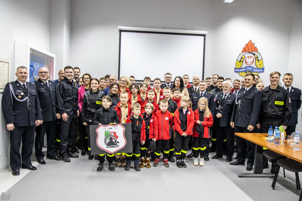 TomOstrowski998's tweet photo. Na zakończenie kampanii sprawozdawczej w jednostkach OSP wziąłem udział w zebraniu #OSPSzczytno. Wraz z Komendantem Powiatowym PSP st.bryg. Grzegorzem Rybaczykiem wysłuchaliśmy sprawozdań i planów, a także podziękowaliśmy Druhom za ich codzienną społeczną służbę! https://t.co/0x8O6ms3Le