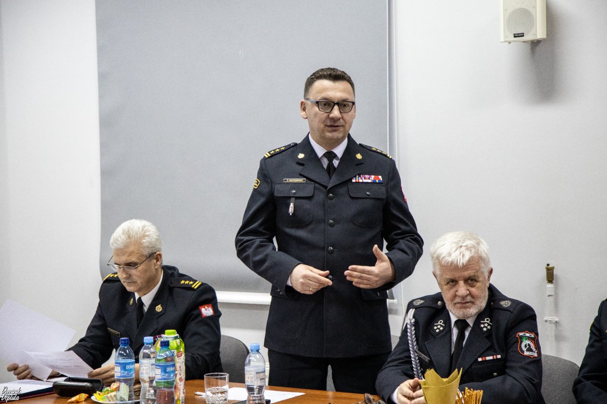 TomOstrowski998's tweet photo. Na zakończenie kampanii sprawozdawczej w jednostkach OSP wziąłem udział w zebraniu #OSPSzczytno. Wraz z Komendantem Powiatowym PSP st.bryg. Grzegorzem Rybaczykiem wysłuchaliśmy sprawozdań i planów, a także podziękowaliśmy Druhom za ich codzienną społeczną służbę! https://t.co/0x8O6ms3Le
