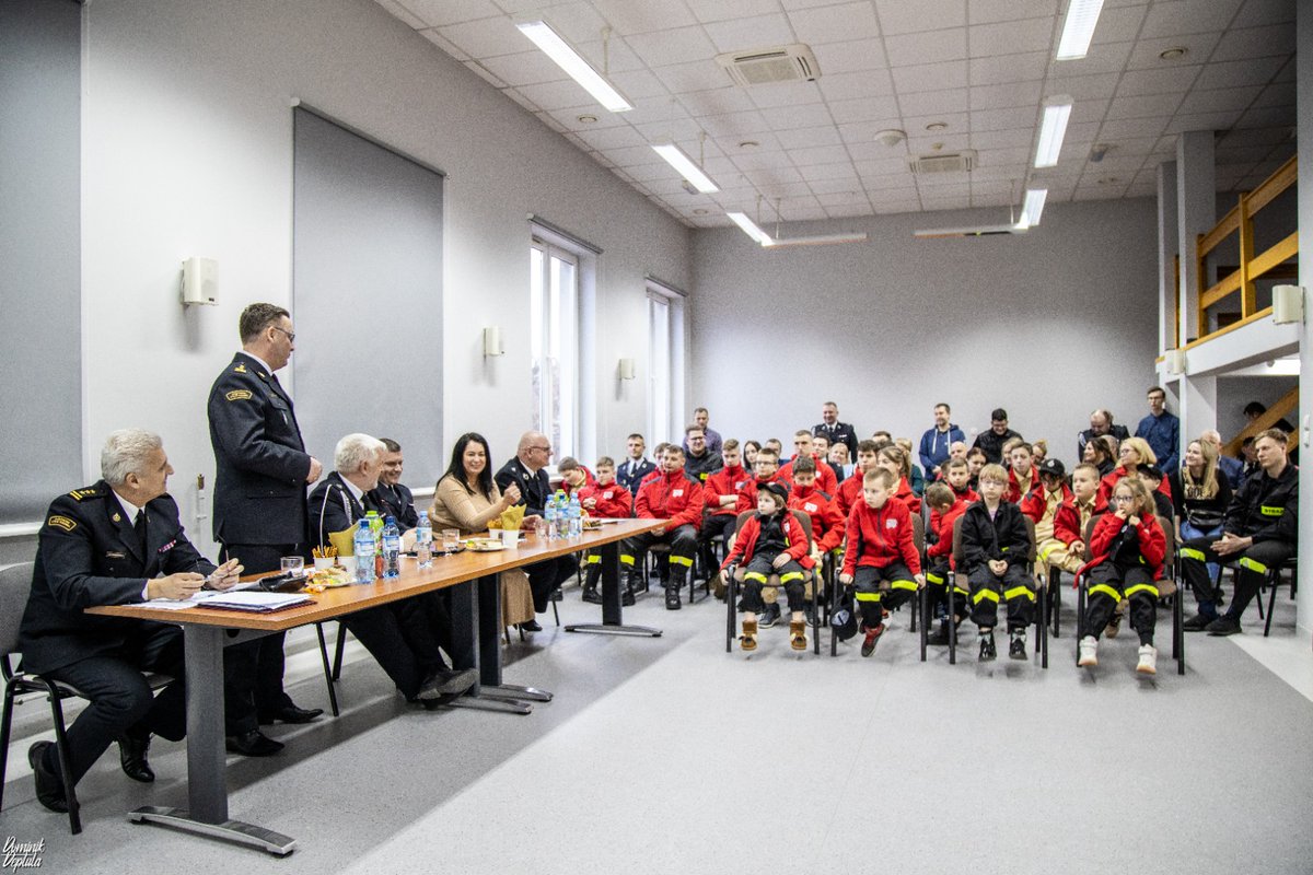 TomOstrowski998's tweet photo. Na zakończenie kampanii sprawozdawczej w jednostkach OSP wziąłem udział w zebraniu #OSPSzczytno. Wraz z Komendantem Powiatowym PSP st.bryg. Grzegorzem Rybaczykiem wysłuchaliśmy sprawozdań i planów, a także podziękowaliśmy Druhom za ich codzienną społeczną służbę! https://t.co/0x8O6ms3Le