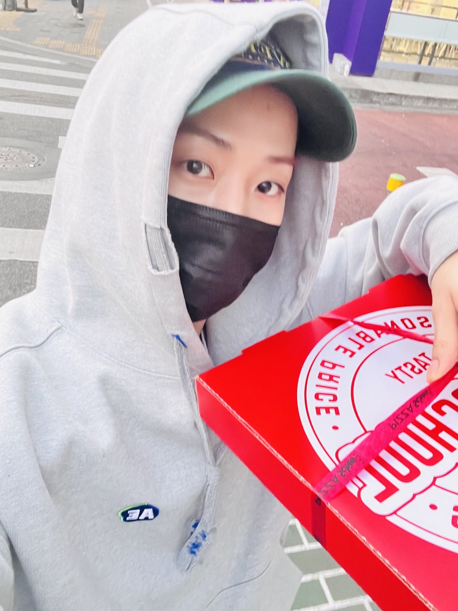 0094bbl's tweet photo. DM💛💭 6:33 pm

📸

퇴근 + 피자+ 주말 = 행복🫶🏻
Getting off work + pizza+ weekend = happiness🫶🏻

휴.. 꽃구경으로 인한 지옥철 대탈출 성공..
Phew.. Successful escape from hell due to flower viewing.. https://t.co/HE92OKXBP4