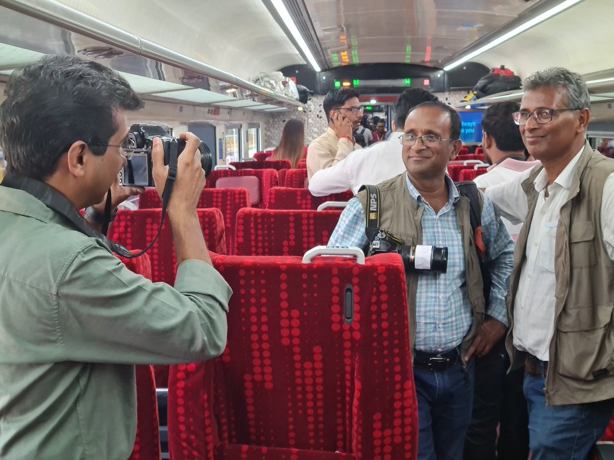 हमेशा फ्रेम में रहने वाले @brajeshabpnews और सबको फ्रेम में उतारने वाले <a href="/amfaruqui/">amfaruqui</a> सर को जब मैंने एक साथ फ्रेम में उतारा :)