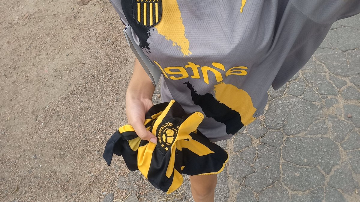iba caminando y me encontré a un nenito con su abuelo y me dijo "mira ella tiene la remera de peñarol y yo no".
Fui hasta mi casa a buscar la que usaba cuando tenía 6 años y se la regalé