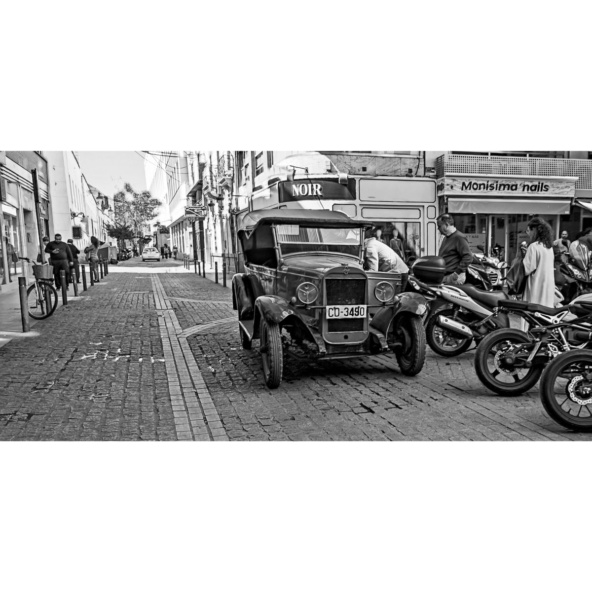 joluardi's tweet photo. Coche de época (calle Conde de Robledo, Córdoba) #cochesantiguos #oldcard #Córdoba #fotocallejera #streetphotography #streetphoto #streetlife #streetphotographer #streetstories #blancoynegro #blackandwhite #bnw #bnwmood https://t.co/g3VMK9NjLp