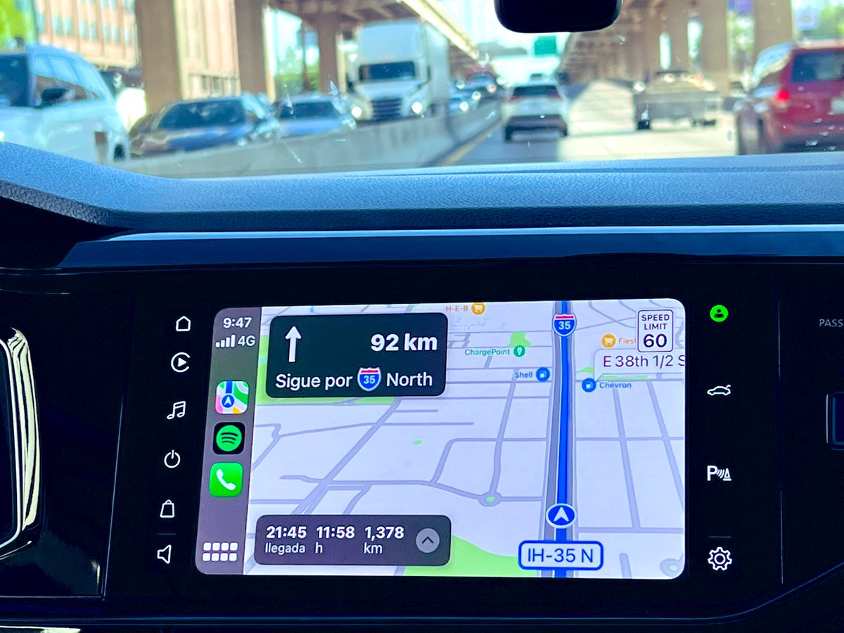 hablamosautos's tweet photo. La pantalla touch a color de 10" de nuestro #VWNivus con Wire &amp; Wireless App-Connect (control de aplicaciones desde el radio para Smartphone) funciona súper bien con Apple CarPlay y Android Auto.

Nuestro mejor aliado para navegar en EEUU 🇺🇸 en MPH 😅

@Volkswagen_MX #SUVW https://t.co/bXbTQcDoAH