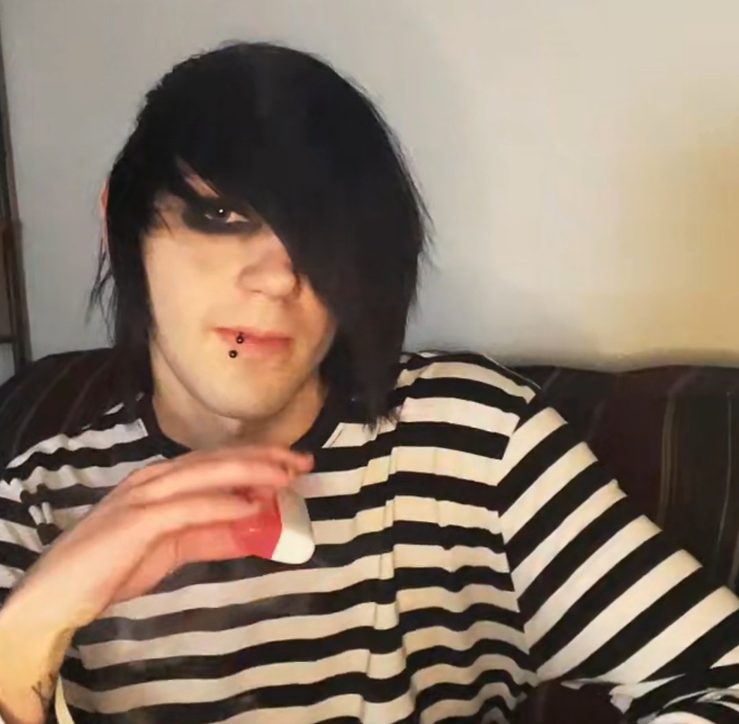 My dms broke I'm literally going emo☹️