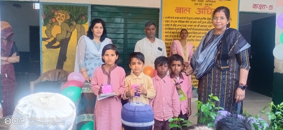 RamaMishr's tweet photo. वार्षिक परीक्षा फल वितरण बच्चों की खुशी का अप्रतिम पल...
@myogioffice
@basicshiksha_
@vijaykirananan1
@directorbasicup
@ChiefGhaziabad
@BsaGhaziabad 
@VinitaT64590249
@Devankur_abrcc
@Neeravsharma20
@shikshansamvad
@sarvesh02443436
@bharat_nipun
#बेसिक_का_कायाकल्प https://t.co/UlKhSRSlrh