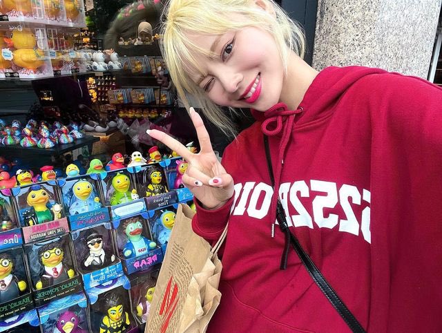 jinsoul hourly tweet media