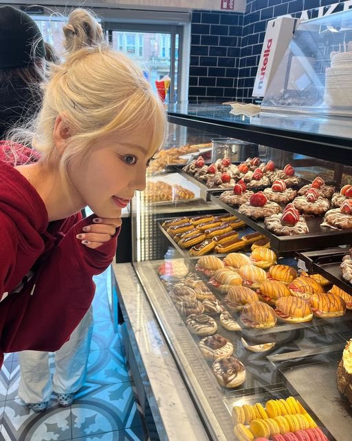 jinsoul hourly tweet media