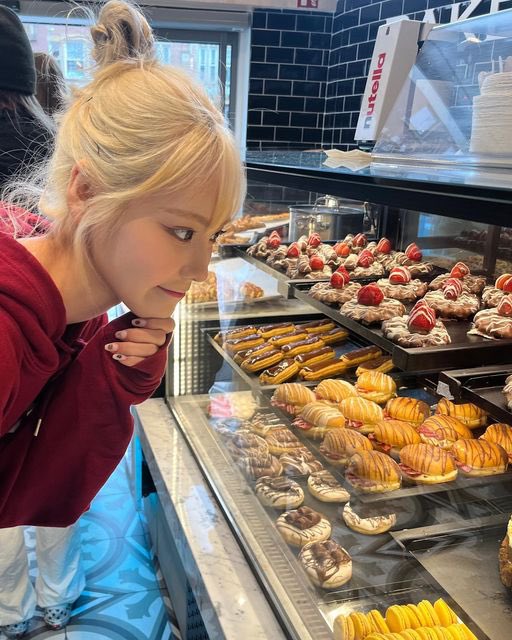 jinsoul hourly tweet media