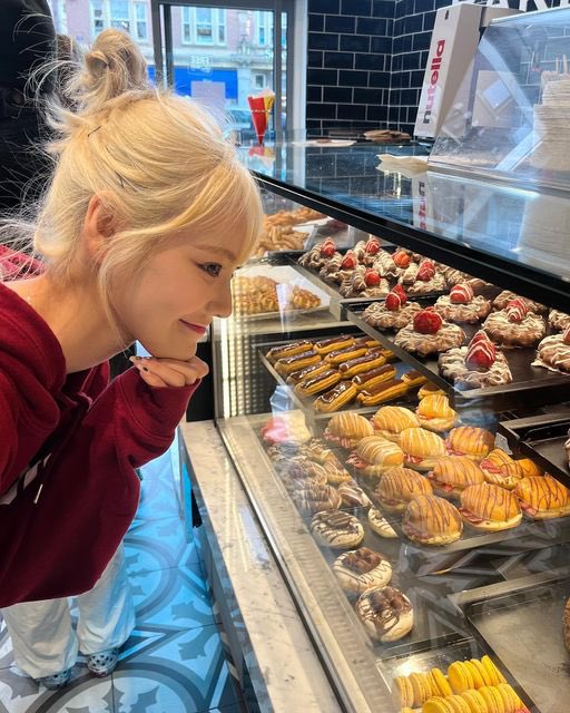 jinsoul hourly tweet media