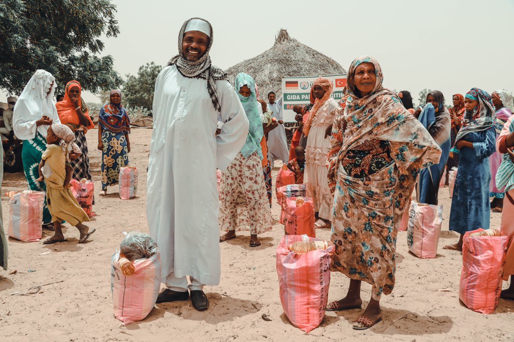 Avrupa_Yetimeli's tweet photo. Bu Ramazan Ayında da dünyanın ücra köşelerine uzanıyoruz ❤️ 

Afrika’nın Çad ülkesinde bulunan ekibimiz, desteklerinizle ihtiyaç sahiplerine gıda kolisi ulaştırdı. https://t.co/uYhrDzl28K