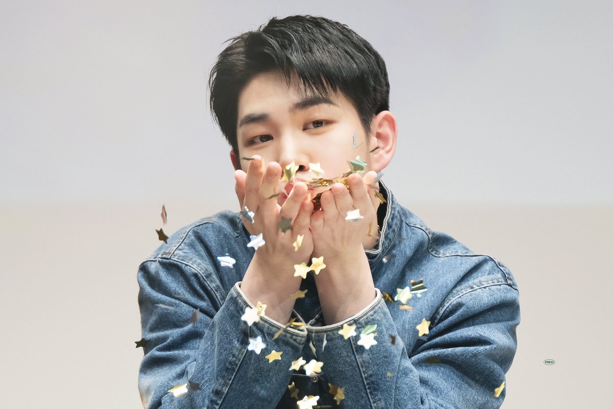 725poem's tweet photo. 221204 뮤직코리아 대면 팬사인회

보고시푸 얼른와아 🖤🤍

#주창욱 #CHANGUK #드리핀 #DRIPPIN https://t.co/LueEKL6XM5