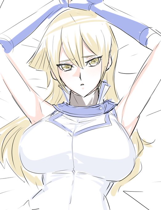 男女で制服のなんかベルトみたいな首元のやつが襟みたいに左右逆になってるのに気づいた 