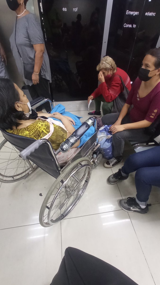 lubrio's tweet photo. Si puedes apoyarnos para mi suegra, recluida en el área de trauma shock del hospital Vargas y los gastos son MUY fuertes. Ayer tuvimos que pagar $39 por un laboratorio y hoy tenemos que hacer otro de $29

Pago móvil de mi esposa Bco Venezuela 0102 04167161046 17386893 Gracias https://t.co/tQIXFOIdpW