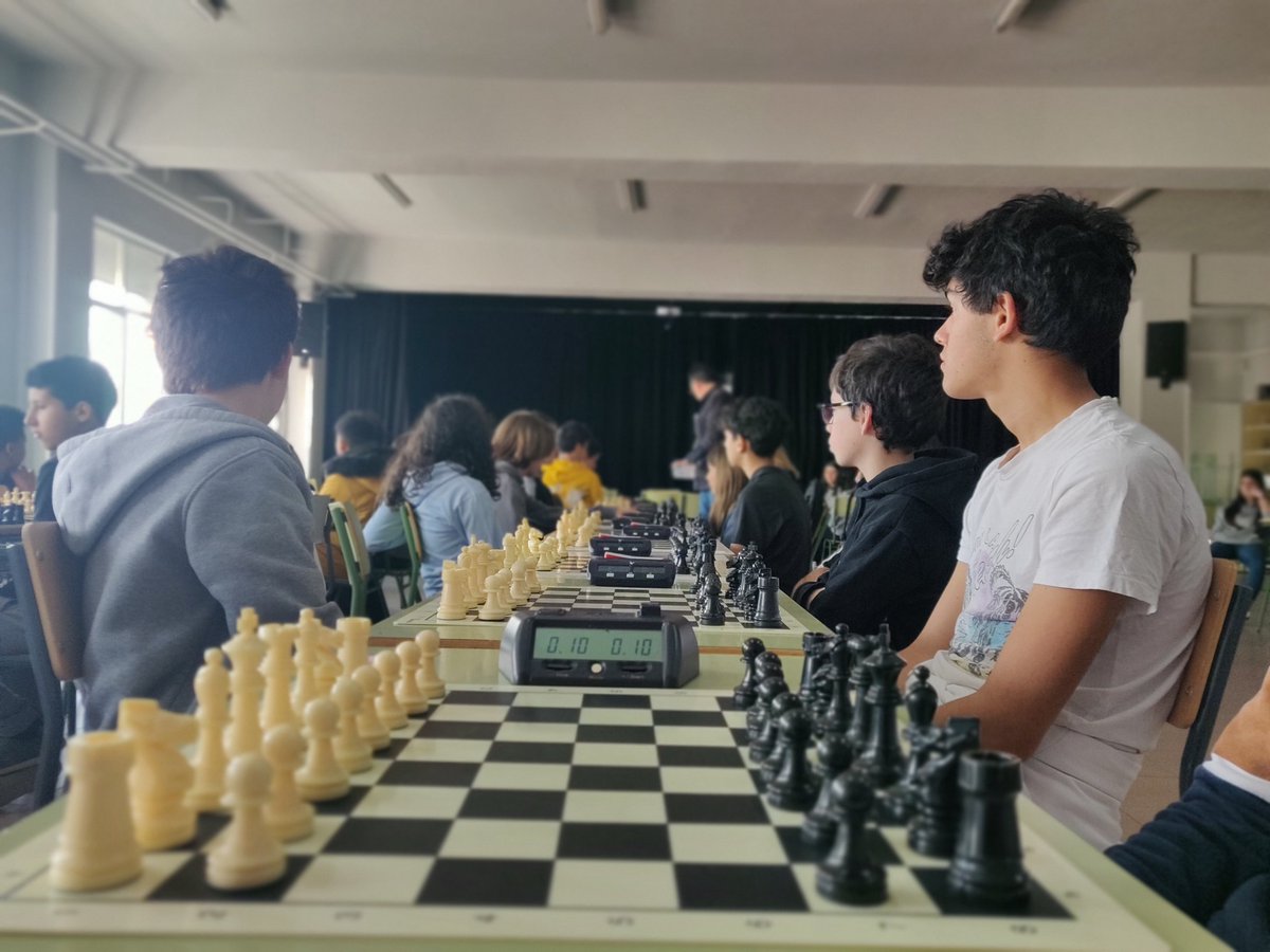 IesAlto's tweet photo. Ajedrez del bueno, futuras promesas y buen hacer de nuestro compañero Jesús Olmedo y Jaime Moreno. Gracias por traernos a D. Álvaro Domiguez Coig, árbitro internacional, referente en el ajedrez en España. Somos Alto Jarama. 

https://t.co/6YnYTXXPer https://t.co/vuaWbBv2gF