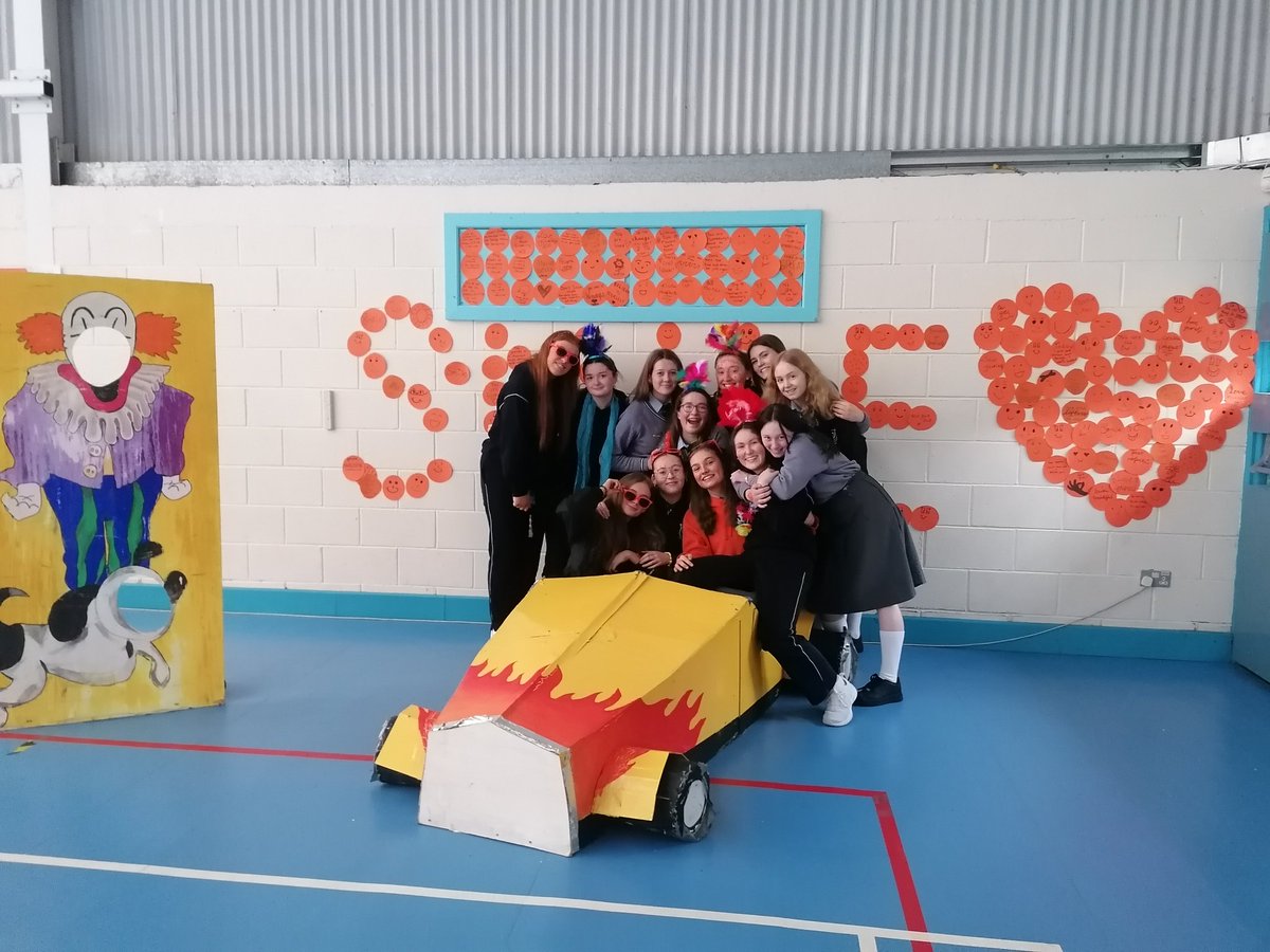 GraceORiordan1's tweet photo. Great day yesterday celebrating schools go orange day to promote positive mental health 🧡 Thanks to the Mhssmile committee for organising activities- photo booth, kahoot quiz and disco. We were also delighted to have singer songwriter @saibhskelly1 perform. @ManorHseRaheny https://t.co/BsRowsXNJ2