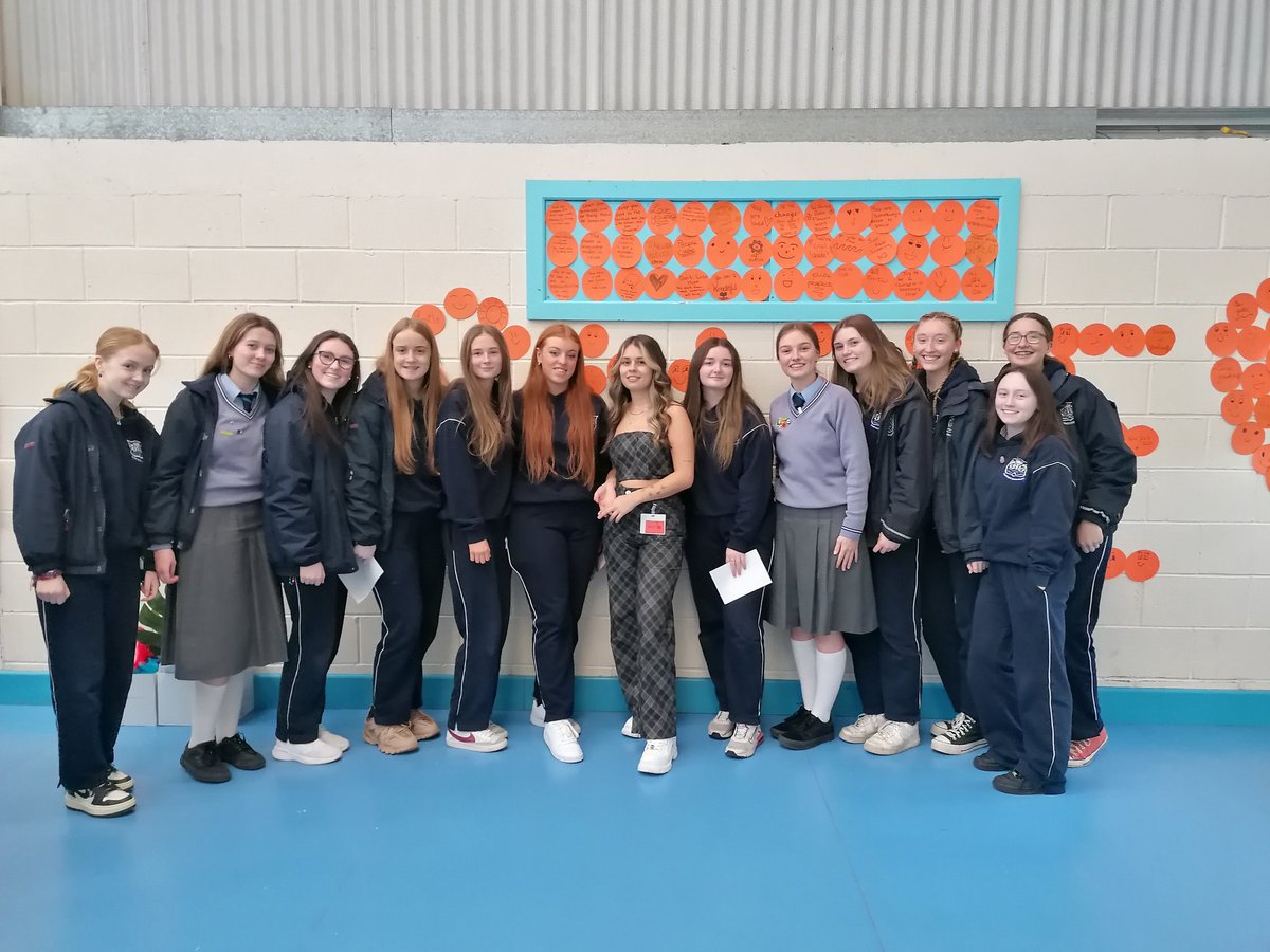 GraceORiordan1's tweet photo. Great day yesterday celebrating schools go orange day to promote positive mental health 🧡 Thanks to the Mhssmile committee for organising activities- photo booth, kahoot quiz and disco. We were also delighted to have singer songwriter @saibhskelly1 perform. @ManorHseRaheny https://t.co/BsRowsXNJ2