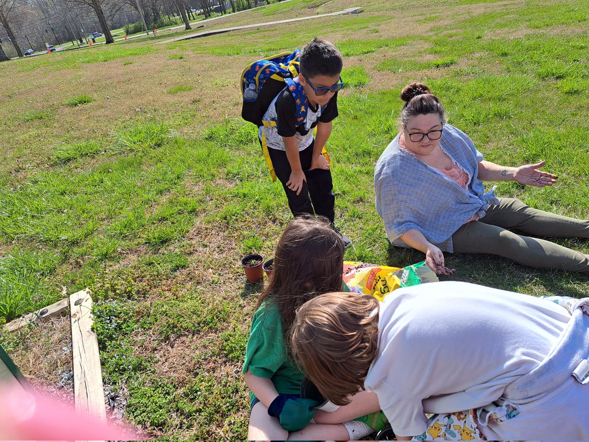 DegeorgeAnnette's tweet photo. The RHESS Garden Club is busy repotting herbs that we have growing in our green house. So happy to enjoy a nice Spring day doing a Spring activity! @howell_stem @howellprincipal @dramaact1 #BuzzWorthy https://t.co/HPwGLgC0tI
