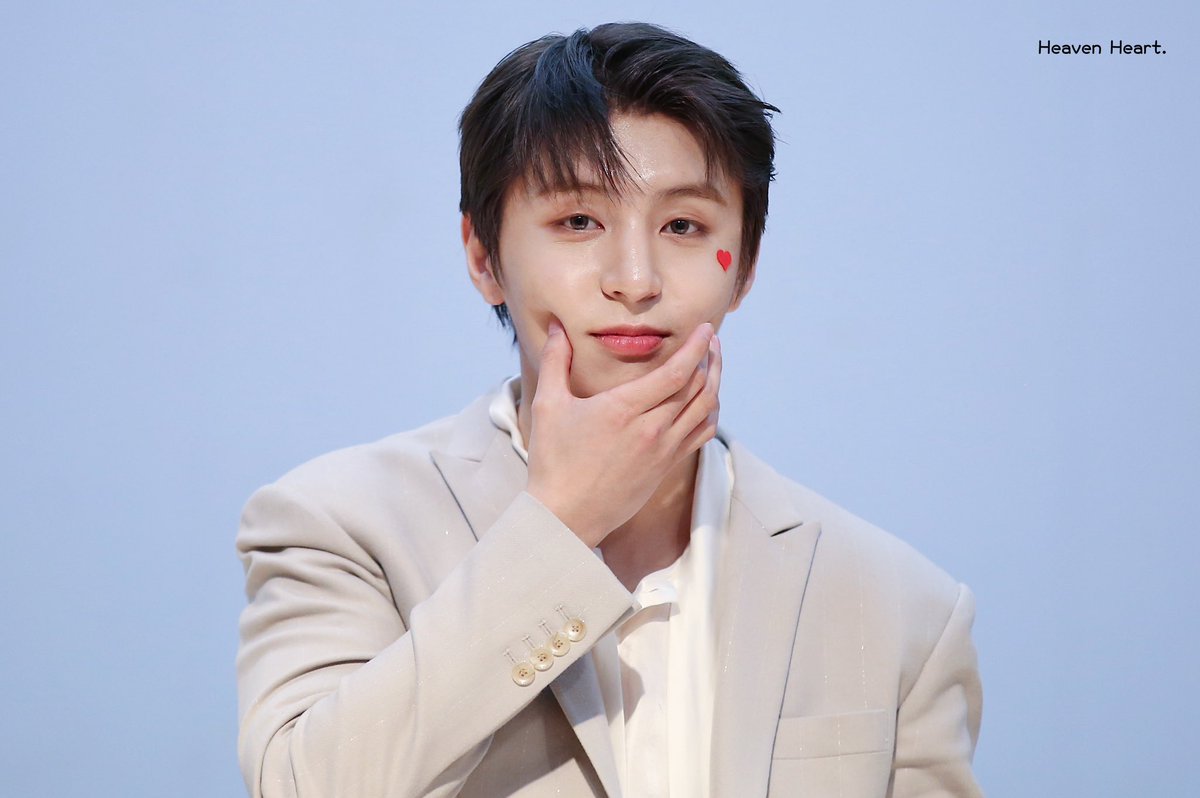 Heart__0119's tweet photo. 230318.
팬싸인회

#와이 #Y #최성윤 #성윤 #ワイ
#GoldenChild #골든차일드 
 
성윤이 젤 좋아🫶🏻 https://t.co/6pEAmBIoqM