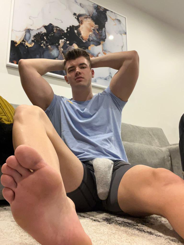 DarishkaSD's tweet photo. Let me give you a workout on this chair after the gym https://t.co/QUZfr5g3kw