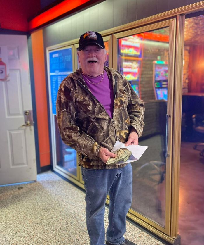 GEMGamingLLC's tweet photo. Pretzel City Pub in Freeport is rockin' the cash again tonight! The drawing is at 7PM, & $1,000 in CASH is up for grabs! You must be present to win, so get on in here! Will you be next? #LongMoney https://t.co/zK2G0Bidco