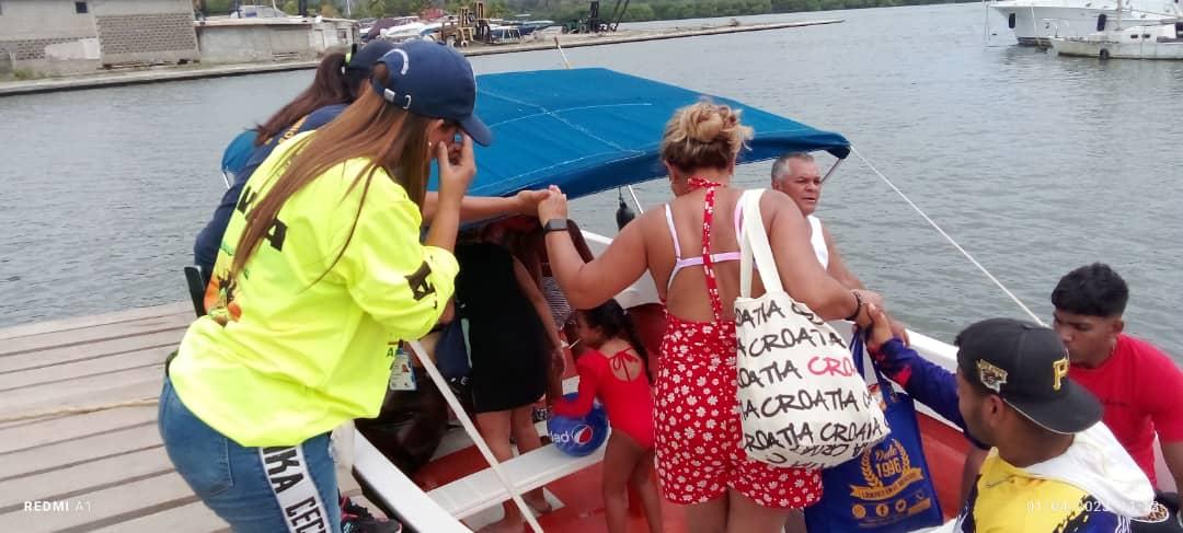 inea_venezuela's tweet photo. #1Abr #SemanaSantaSeguraINEA2023

En #Miranda estamos efectuando verificación del uso correcto del chaleco salvavidas por parte de los usuarios que zarpan desde el embarcadero San Sebastián de #Carenero https://t.co/czEs8AUTz5